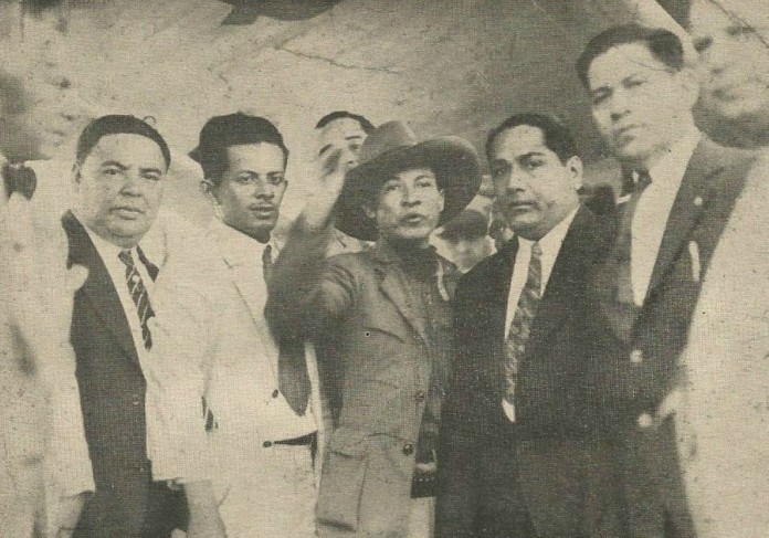 Sandino (al centro, de sombrero) dirigiendo la palabra Sandino (al centro, de sombrero) dirigiendo la palabra