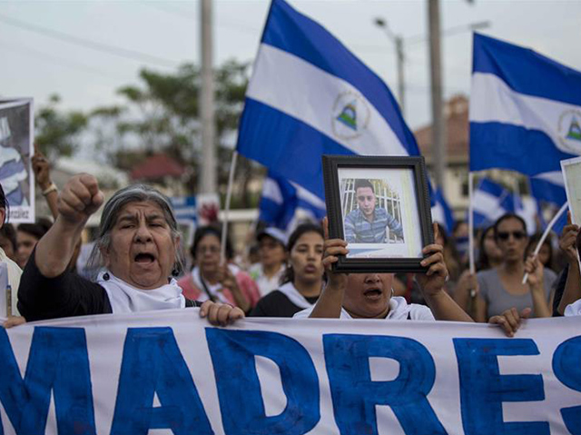 Grupo de mujeres se manifiesta en busca de expresar solidaridad ante las madres que han perdido a sus hijos durante conflicto Grupo de mujeres se manifiesta en busca de expresar solidaridad ante las madres que han perdido a sus hijos durante conflicto
