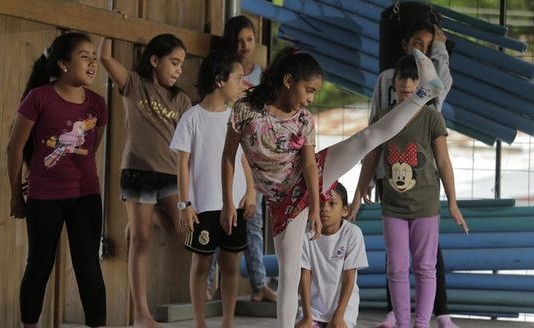 La Carpio vibra al compás del espectáculo Alicia en el País de las Maravillas