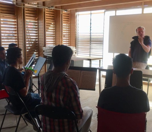 Músicos de Carpio participan en campamento internacional de cuerdas