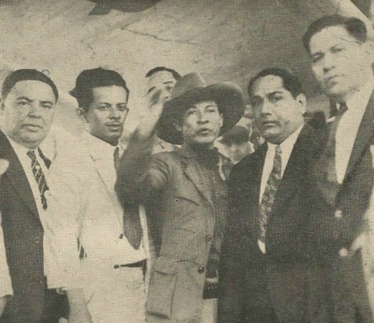 Sandino (al centro, de sombrero) dirigiendo la palabra