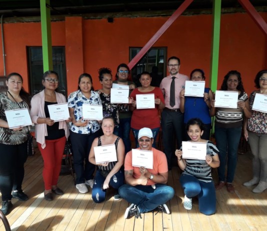 Vecinos de La Carpio reciben certificado en confección de bolsos