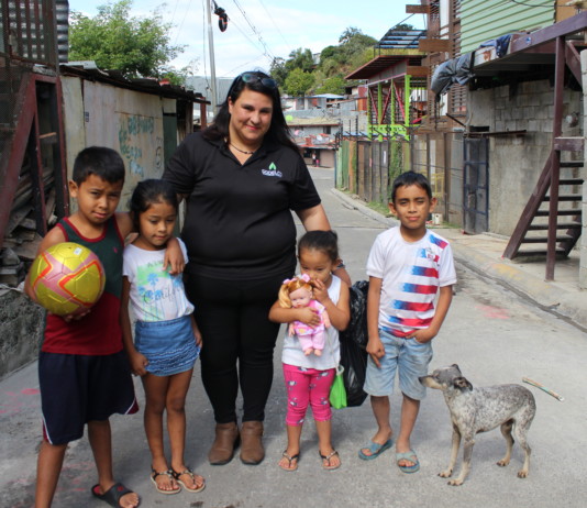 Amigo secreto a un desconocido en una zona de riesgo